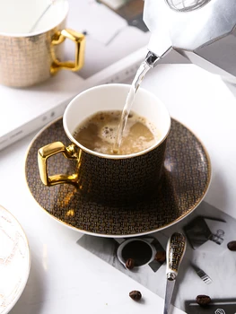 EECAMAIL Clássico Grade Casal Xícara de Café Cerâmica Britânica Chá da Tarde Vermelho Xícara (chá Europeu Elegante Osso Xícara de porcelana Com Colher