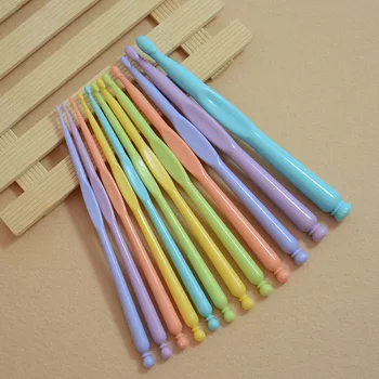 12Pcs de Plástico Crochê Kit de Agulhas de Tricô Colorido Pontos de Artesanato de Crochê Conjunto de DIY Tecer Inicial das Ferramentas de Costura Suprimentos